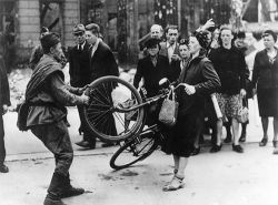 Советская армия освобождала велосипеды ещё 1945 году.
