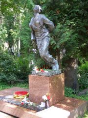 Надгробный памятник на Новодевичьем кладбище в Москве (после перезахоронения)