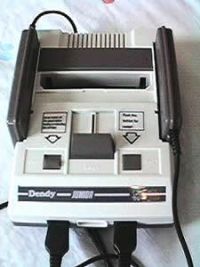 Хорошая, годная подделка под Famicom из 90-х от компании Steepler — «Dendy Junior»